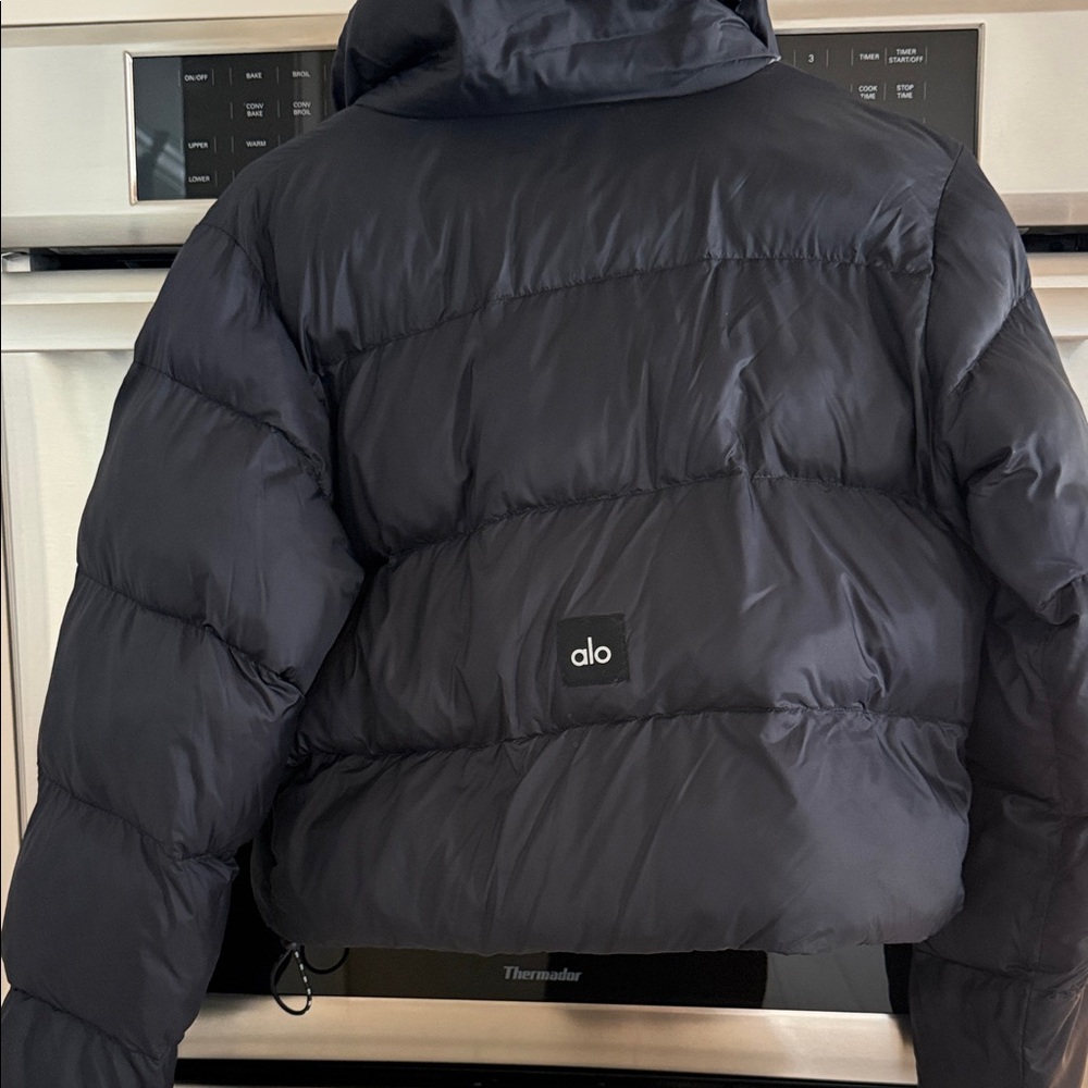 ALO Yoga Black Cropped Puffer Jacket - Picture 4 of 7